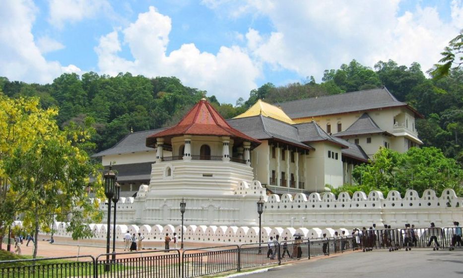 sacred-tooth-relic-temple-kandy-sri-lanka-cultural-holiday-packages-ceylon-expeditions-travel-agents-in-sri-lanka