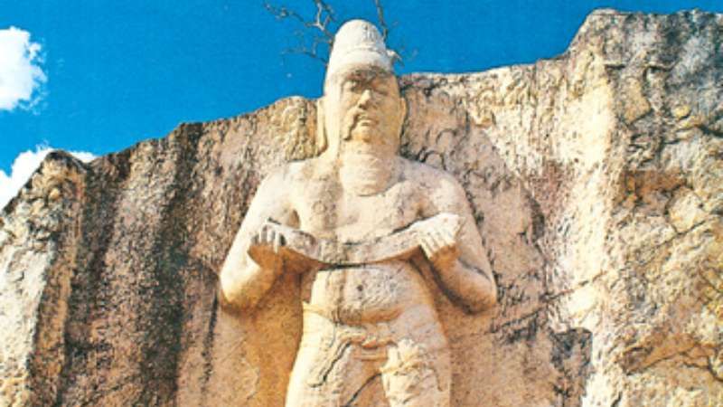 mahaparakramabahu-statue-polonnaruwa-archaeological-tours-sri-lanka-ceylon-expeditions