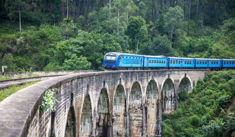 train-on-9-arch-bridge-sri-lanka-holiday-packages-ceylon-expeditions