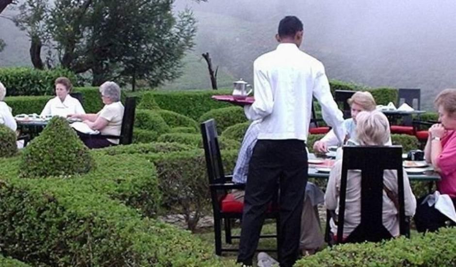 waiter-serving-in-nuwara-eliya-tea-factory-hotel