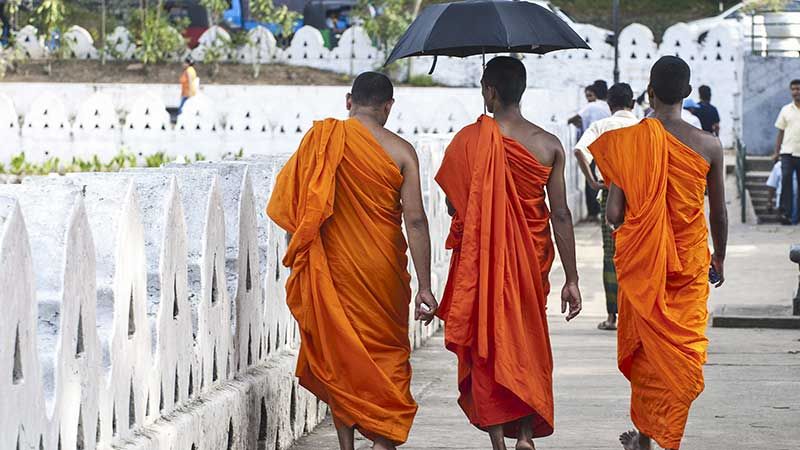 buddhist-monk-in-kandy-sri-lanka-ramayana-tour-packages-from-delhi-ceylon-expeditions-travels-sri-lanka