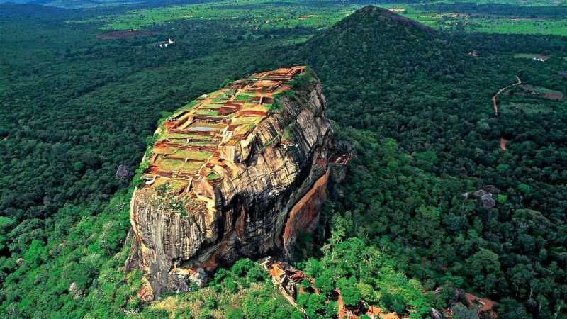 Sigiriya-Rock-fotress-Sri lanka-buddhist-tour-packages-ceylon-expeditions