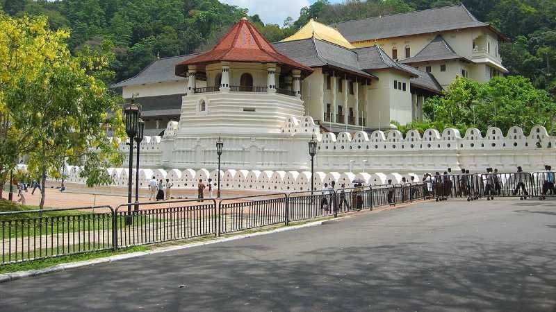 Temple-of-the-sacred-Tooth-relic-Kandy-temple-Buddhist-pilgrimage-sri-lanka-ceylon-expeditions