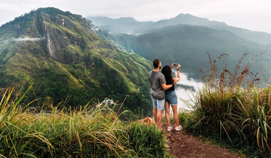 couple-in-ella-odyssey-train-sri-lanka-ceylon-expeditions