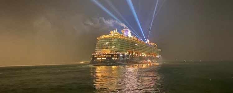 luxury-cruise-Mein-Schiff-5-in-hambantota-port 
